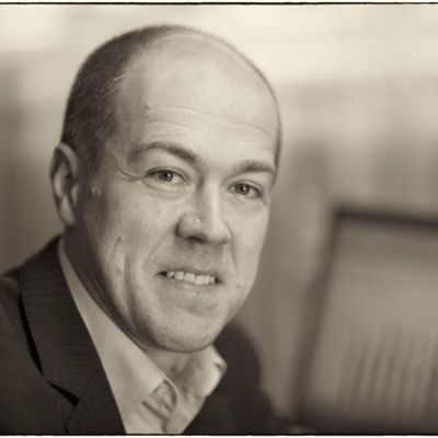 <strong>Klaus Bogner</strong> <br/><br/> Inhaber: seowebb Internetmarketing<br/> Telefon: 0 91 63/99 66 80<br/> E-Mail: info@seowebb.de <br/><br/> Seit mehreren Jahren berate ich die Verlagsdruckerei Schmidt beim Internetauftritt. Dazu gehörten diverse Webseiten, sowie die Programmierung des Shops „dieschwarzdrucker.de“. Auch diese Website durfte ich in Zusammenarbeit mit Mitarbeitern der Verlagsdruckerei Schmidt erstellen.<br/> Ein weiterer Schwerpunkt meiner Tätigkeit ist die Erstellung und Betreuung von Adwords Kampagnen sowie die Suchmaschinenoptimierung der Webseiten. Meine Website: www.seowebb.de Klaus Bogner