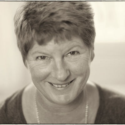 <strong>Gabi Grau</strong> <br/><br/> Finanzassistentin<br/> Telefon: 0 91 61/88 60-34 <br/><br/> Hallo, ich bin 54 Jahre alt und seit dem 01.01.2003 nun schon das zweite Mal in der Firma dabei. Das wird sich hoffentlich bis zur Pensionierung nicht mehr ändern, denn ich komme immer gerne zur Arbeit. Mein Arbeitsplatz ist gleich vorm Chef und neben Herrn Wagner. Zu meinen Aufgaben gehören Buchhaltung, Mahnwesen, Inseratenabrechnung und einiges mehr. Manchmal richte ich auch meine beiden Herren etwas auf, wenn sie mal nicht so gut drauf sind. In meiner Freizeit gehören Lesen, Schwimmen und Radfahren zu meinen Hobbys. Natürlich habe ich auch einen Nebenjob – Familienmanagerin! Viele liebe Grüße aus Neustadt an der Aisch, Ihre Gabi Grau. Gabi Grau