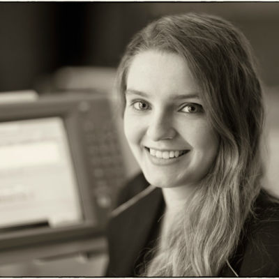 <strong>Laura Hitz</strong> <br/><br/>Mediengestalterin<br/> Telefon: 0 91 61/88 60-27<br/> E-Mail: lhitz@verlagsdruckerei-schmidt.de <br/><br/>Hallo!
Nachdem ich meine Ausbildung im Jahr 2015 im Haus der Verlagsdruckerei Schmidt begann, bin ich nun seit Sommer 2018 eine vollwertige Mitarbeiterin.
Ab jetzt bin ich voll und ganz für Sie da, wenn es um Sachen Datenprüfung, Satz, Bildbearbeitung und vieles mehr geht.
Mein Hund Finn ist ebenfalls seit 2016 jeden Tag bei mir mit dabei.
Also dann, wir freuen uns auf Ihren nächsten Besuch im Haus Schmidt und würden uns freuen, Sie bei Ihrem Werk begleiten zu dürfen. Laura Hitz