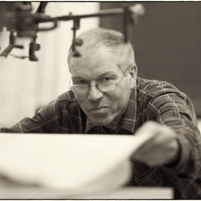 <strong>Hans Schell</strong> <br/><br/> Drucker<br/> Telefon: 0 91 61/88 60-30 <br/><br/> Hallo! Ich heiße Hans-Ludwig Schell und bin 58 Jahre alt. Seit September 2002 arbeite ich als Offsetdrucker bei der Verlagsdruckerei Schmidt. Mein Aufgabenbereich umfasst die Herstellung von verschiedensten Druck-Erzeugnissen: vierfarbige Innenteilseiten von Büchern, vierfarbige Deckenbezüge, Umschläge und Schutzumschläge, Prospekte, Aufkleber, Briefbogen, Plakate, Flyer, Folder, Etiketten, etc. In meiner Freizeit betreibe ich mit meiner Frau und meinen vier Kindern eine kleine Landwirtschaft im Steigerwald. Viele Grüße Ihr Hans Schell. Hans Schell